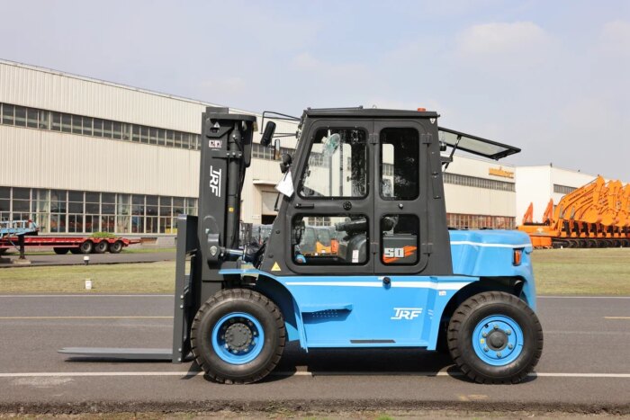 Фото 2 - Вилочный погрузчик TRF D70-3i.